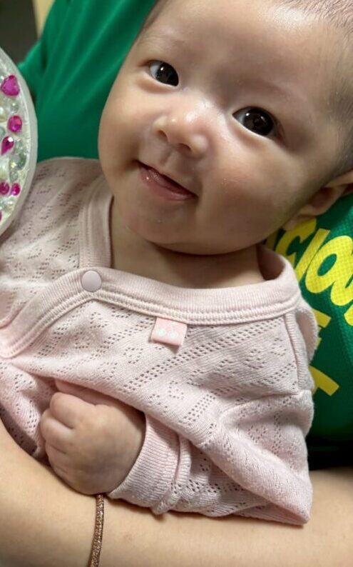 生後1ヶ月娘の足型をとったママ。しかし…”思わず二度見した出来栄え”に「ギャルすぎwww」「赤ちゃんも嬉しそう？」「かわいい足型よりデコり方が」