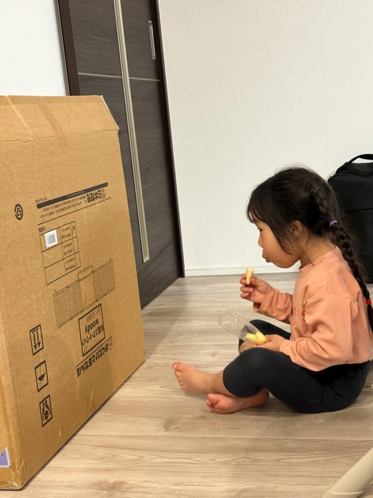 段ボールに話しかける娘さん（＠173instaaさんより提供）