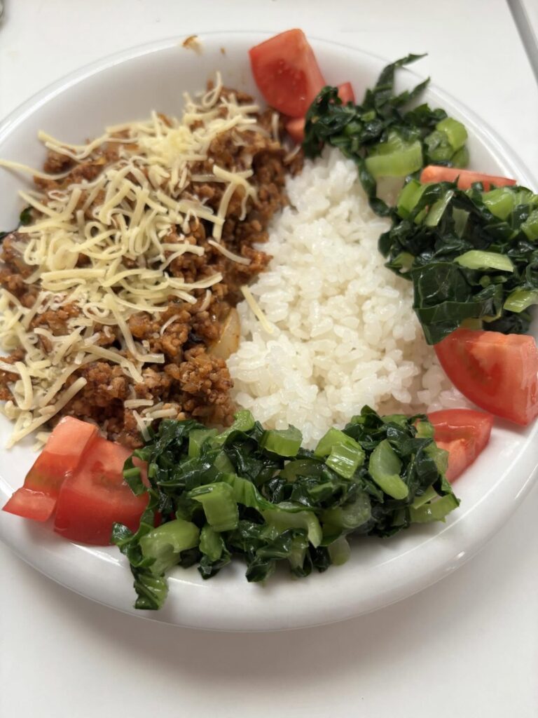 斬新な盛り付けのタコライス（@eiri25.25さんより提供）