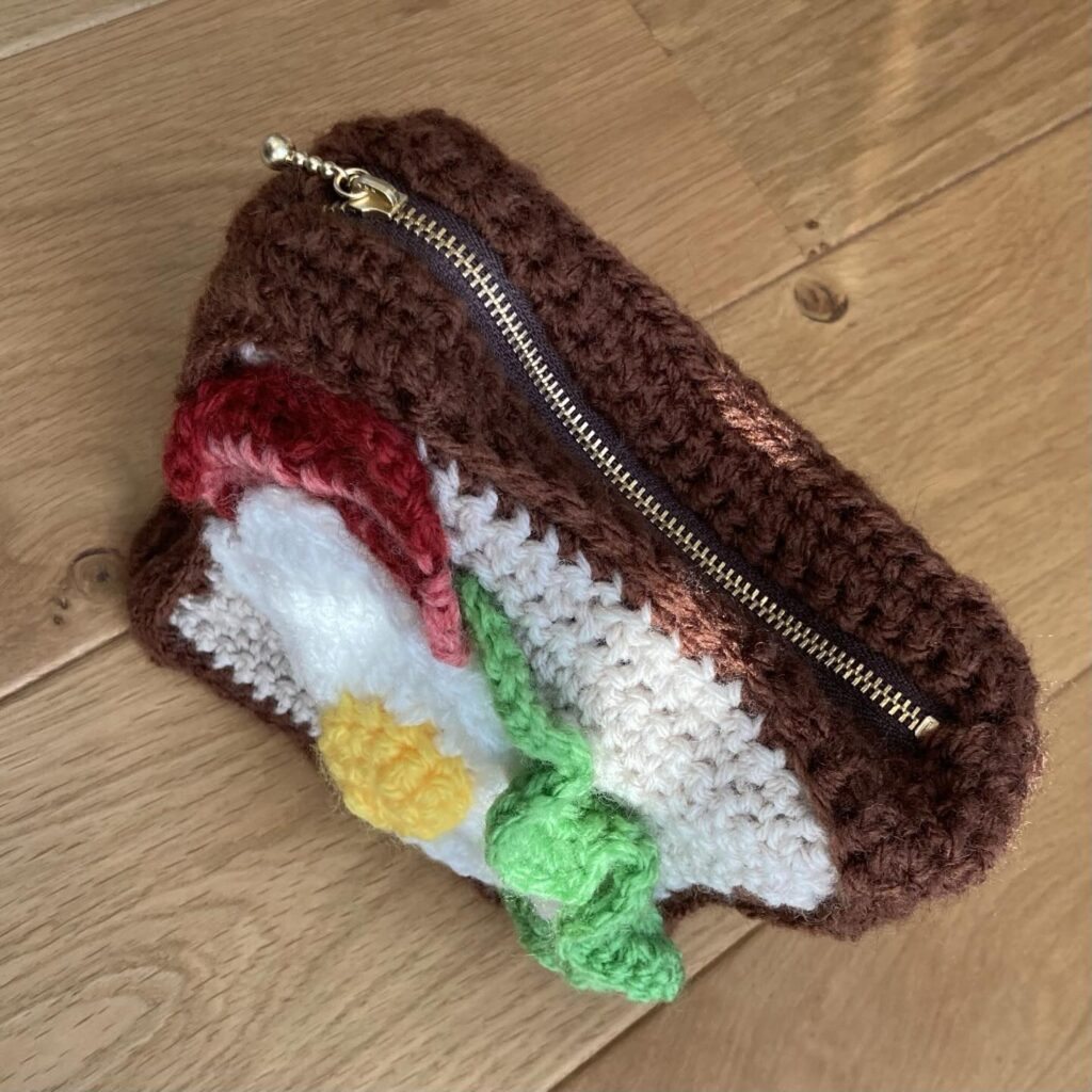 あみぐるみのポーチ（＠ayu.ocean410さんより提供）