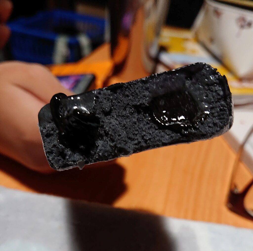 中には黒いカラメルソースが（＠babaa1009さんより提供）