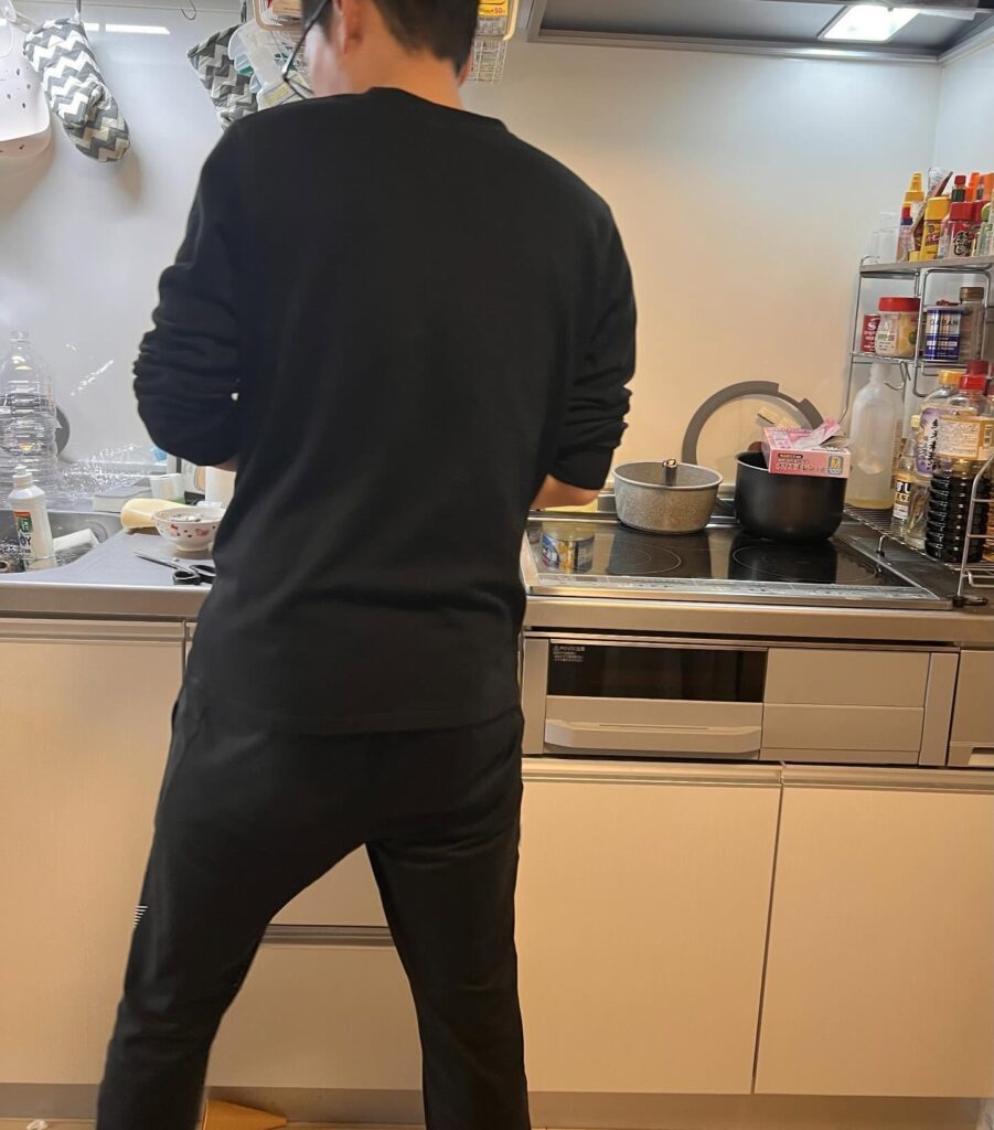 キッチンに立つパパさん（＠arii.iiiiiii17さんより提供）