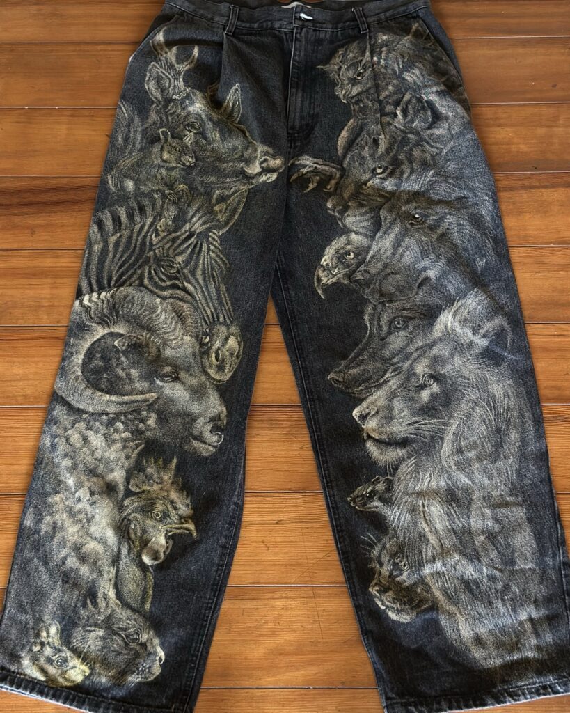漂白剤で描いたリメイクデニム（＠heliconia06さんより提供）