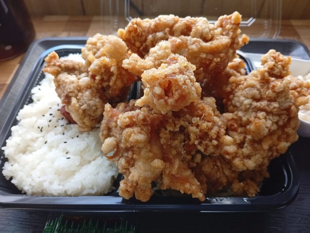 大盛りの唐揚げ弁当②（＠edio_niigataさんより提供）