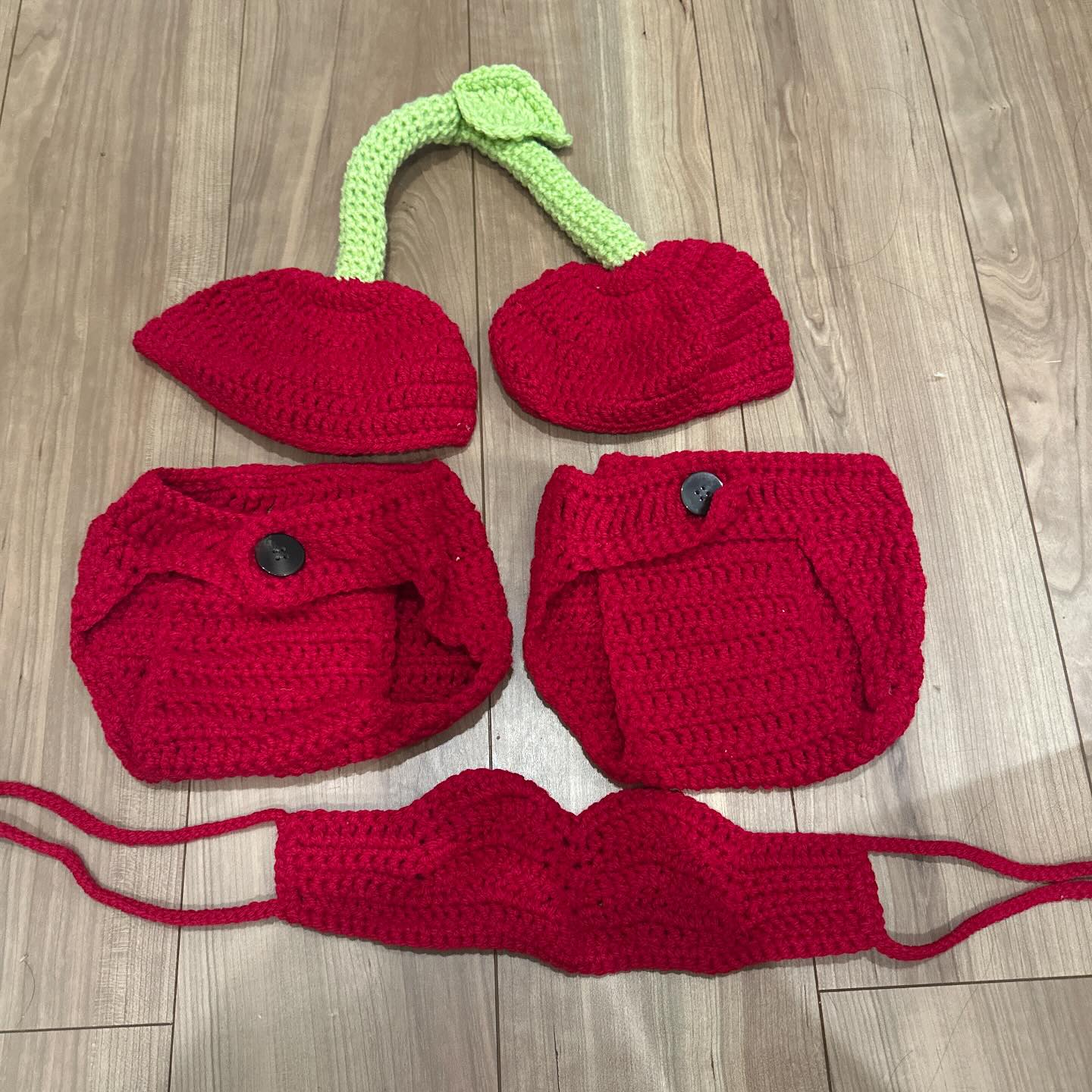 双子用に購入したさくらんぼのお洋服。しかし2年後、思わぬ需要が発生し…「思ってたんとは違う」「可愛過ぎます」