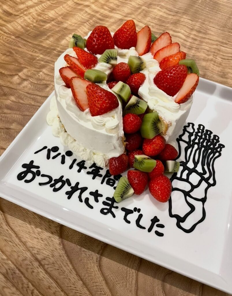 転職した旦那さんへの退職祝いのケーキ（＠tayucha_uさんより提供）