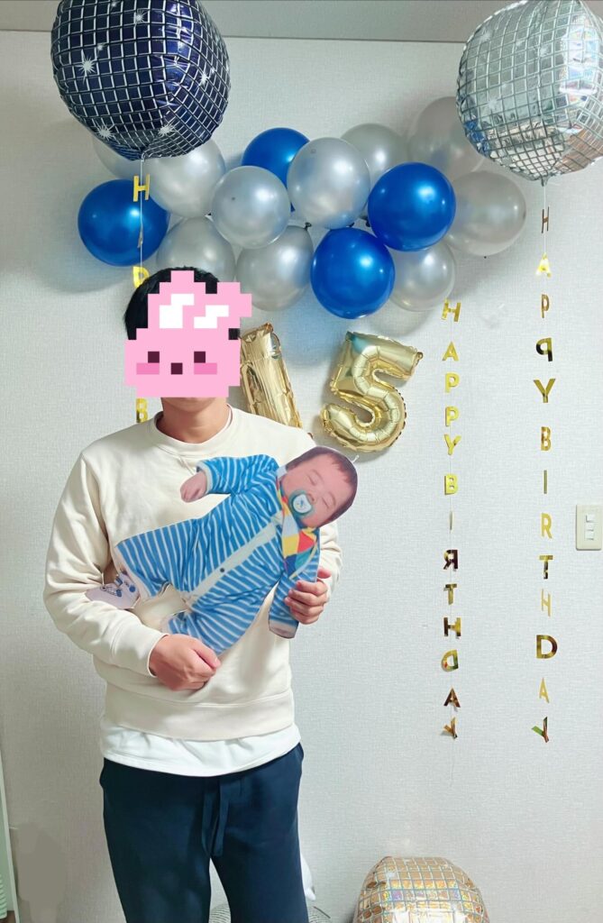 自身が赤ちゃんの頃の等身大パネルを抱っこする息子さん（＠mai.tsurumotoさんより提供）