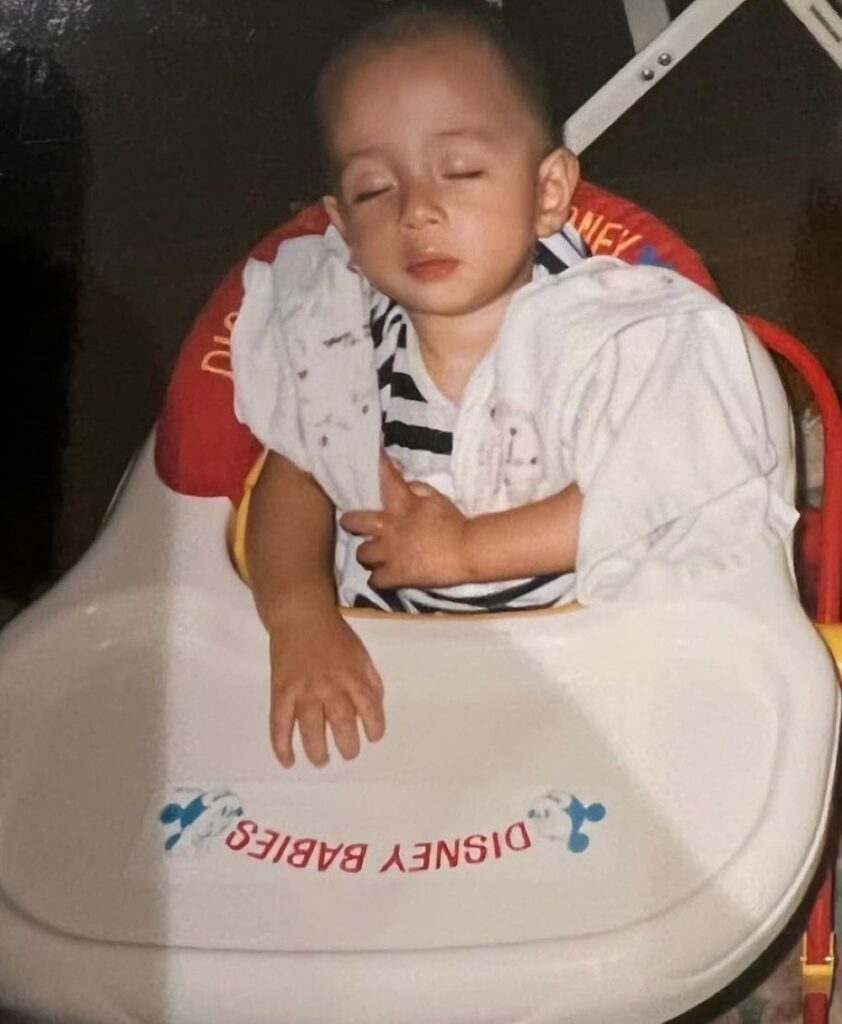 小さい頃の寝顔（＠iamwaamiiさんより提供）