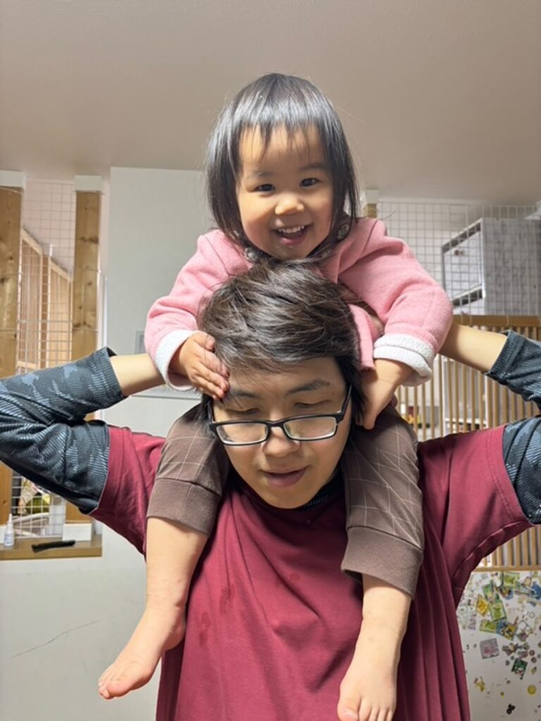 大好きなパパさんに肩車（＠hiroe_fluteさんより提供）