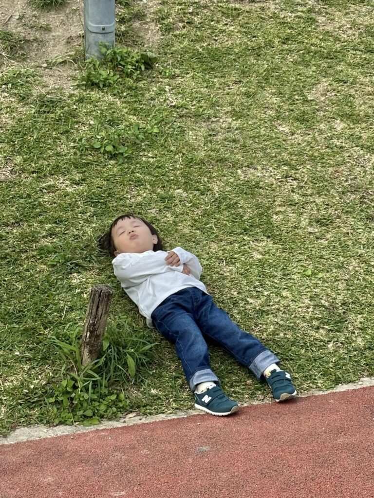 眠ってしまった息子さん（＠haluluuuさんより提供）