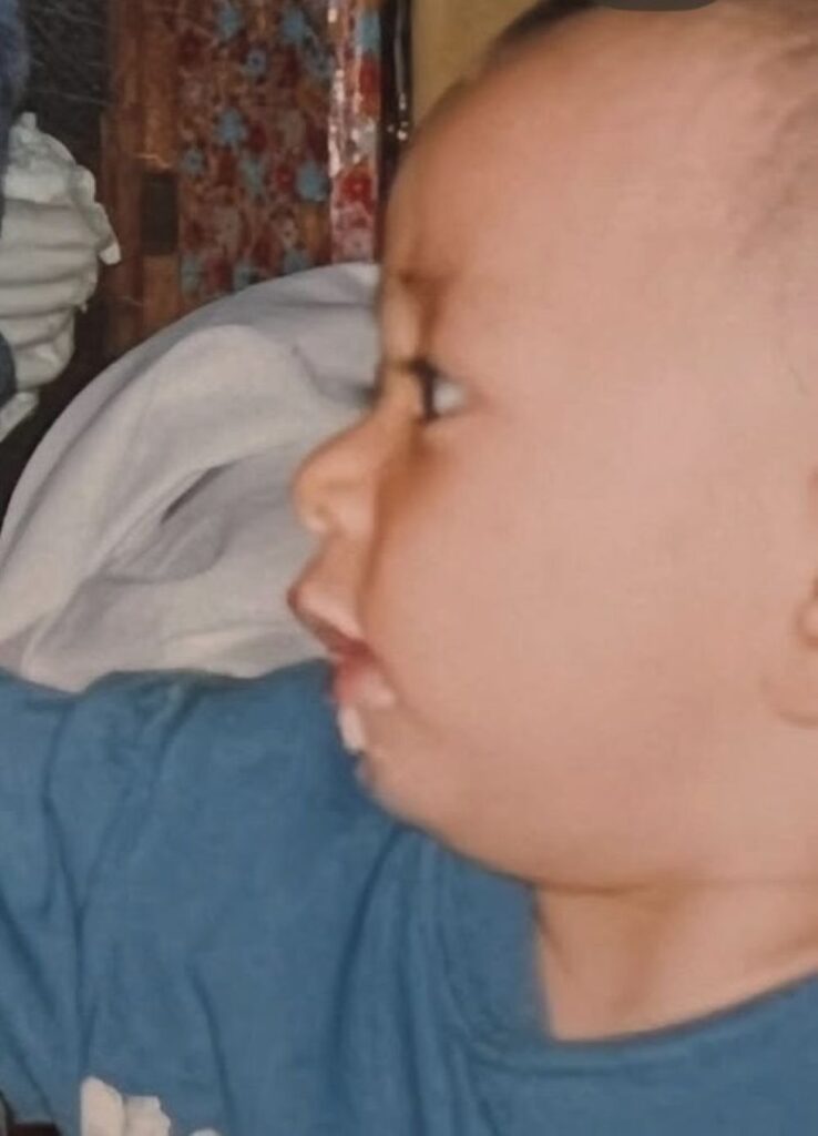 幼少期の横顔（＠iamwaamiiさんより提供）