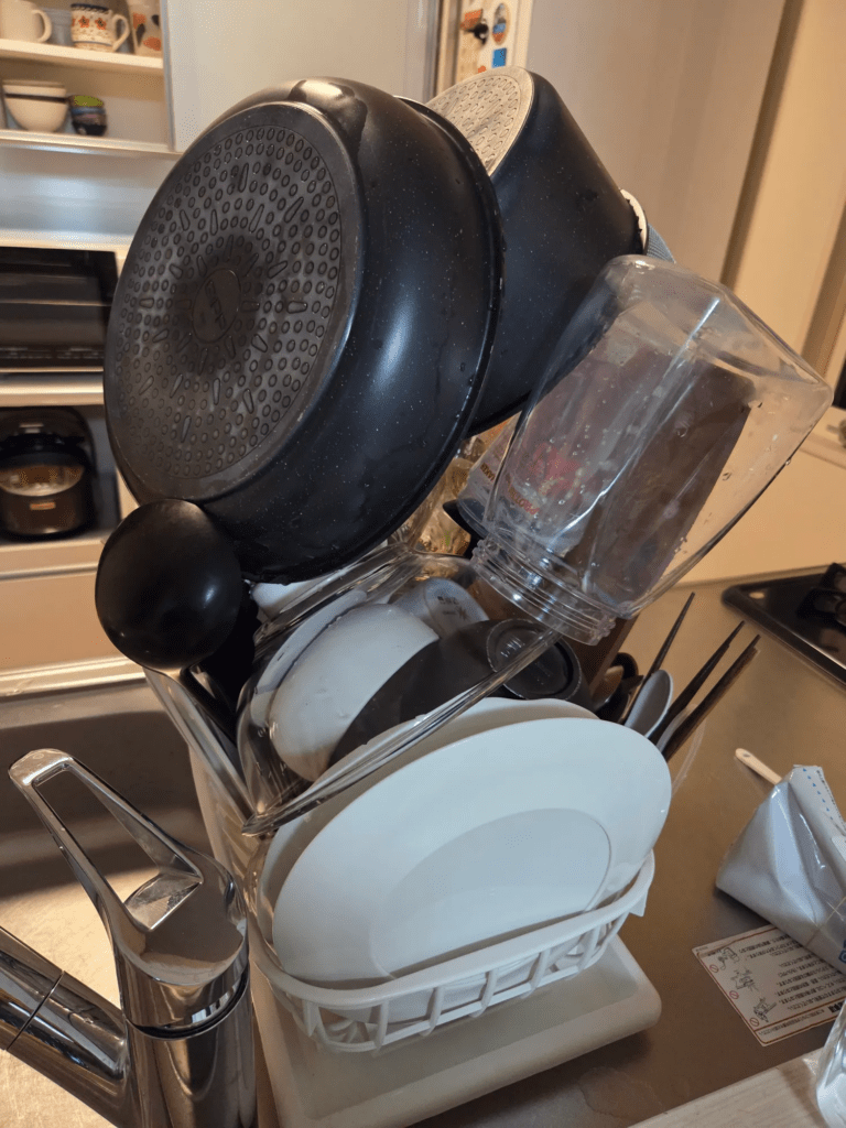 積み上げられた洗い物③（@charch_jewelryさんより提供）