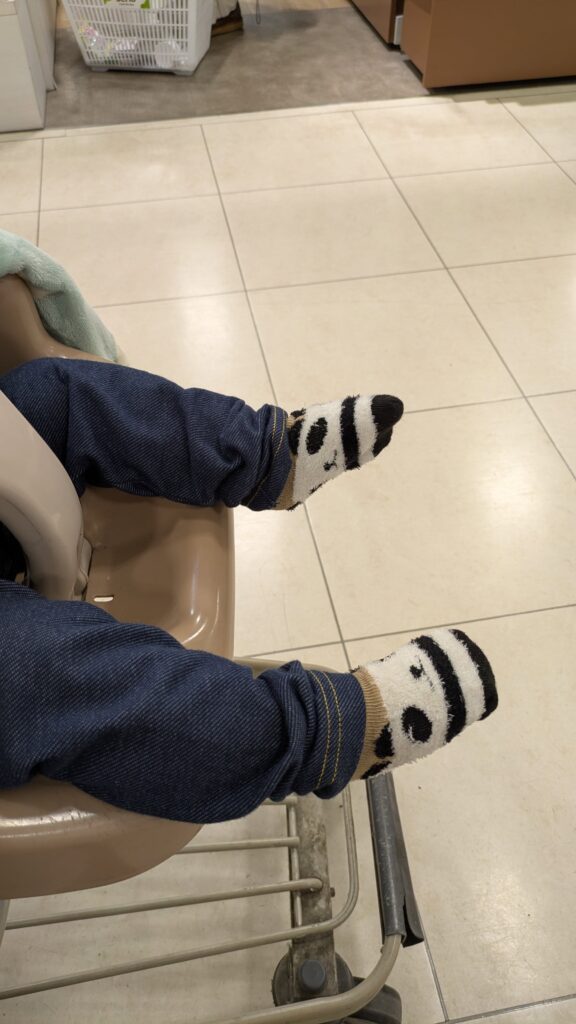 椅子の足カバーをつけた次女さん（＠kanon_shion_jさんより提供）