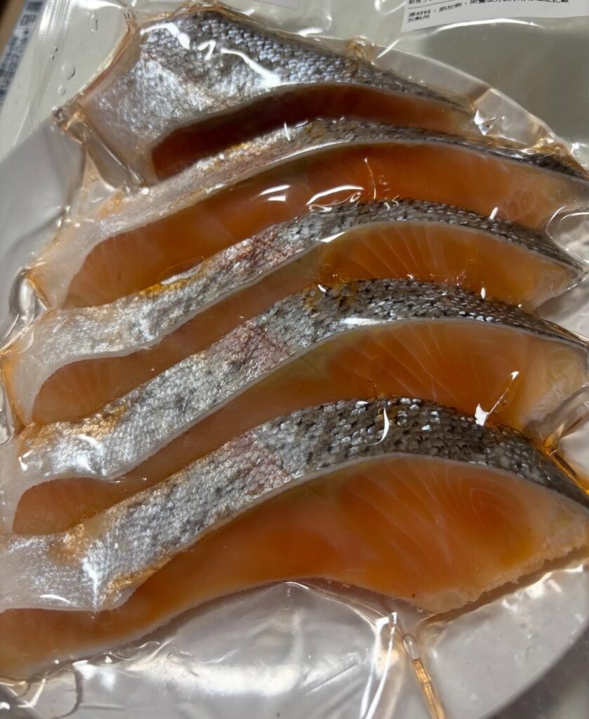 息子さんが解凍した“鮭”（＠hmdmsk59さんより提供）