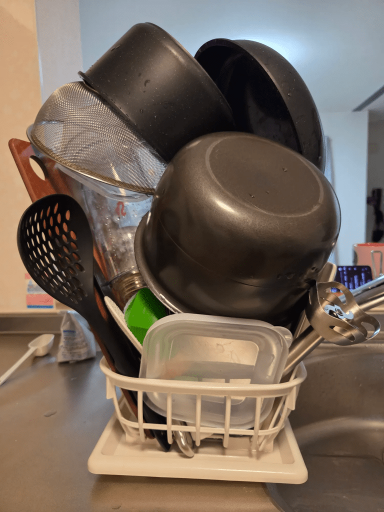 積み上げられた洗い物②（@charch_jewelryさんより提供）