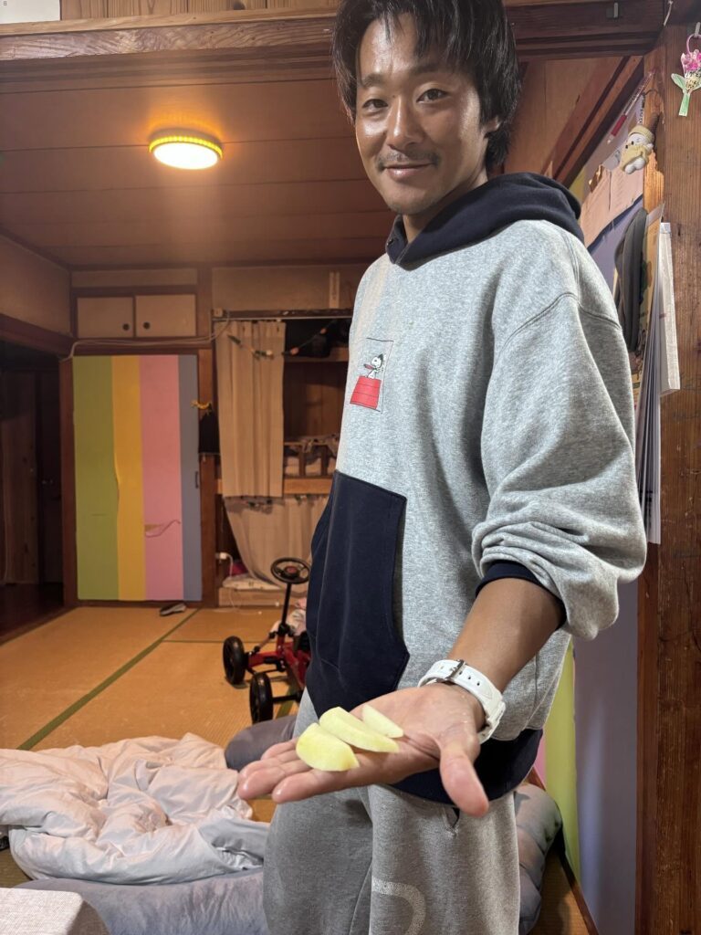 リンゴを剥いてくれた旦那さん（＠toriumipapaさんより提供）