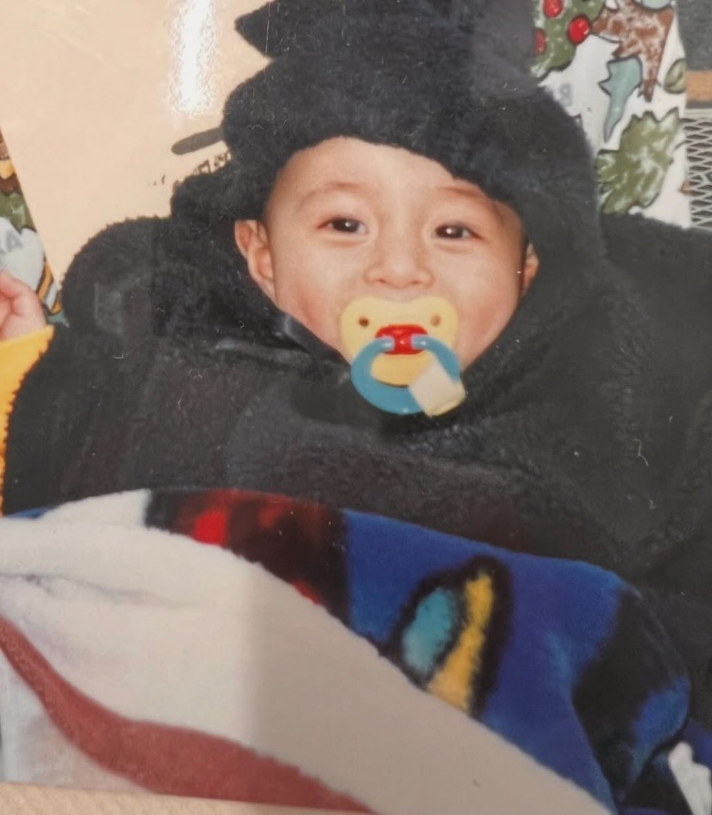 イギリス人父のもとに生まれたハーフの赤ちゃん。24歳になった現在の姿に「手足が長くて綺麗」「お目目ぱっちり」「男前ですね」