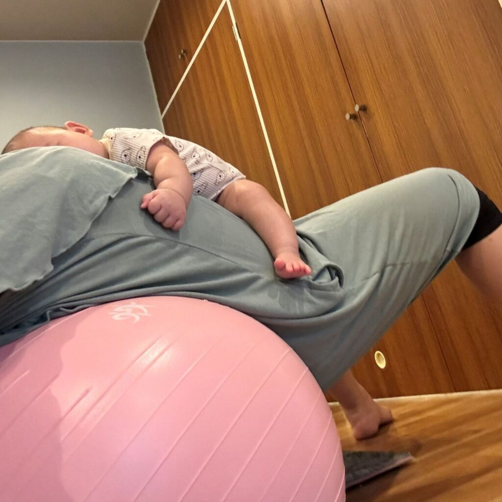 バランスボールの上で寝てしまう娘さん（@_mei_1016_さんより提供）