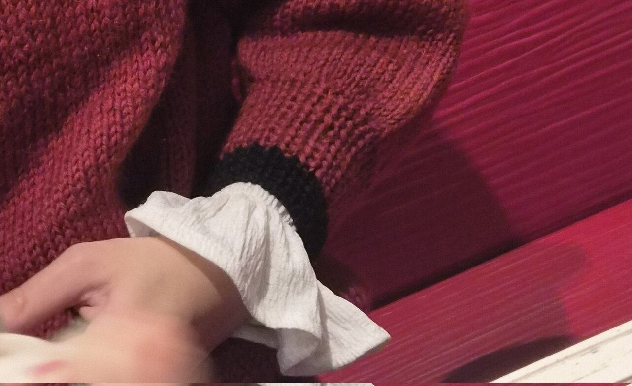 妻が着ているセーターに違和感を覚えた夫。しかしよく見ると「入手経路どこ！？」セーターの正体に「素敵な奥様」「尊すぎる」