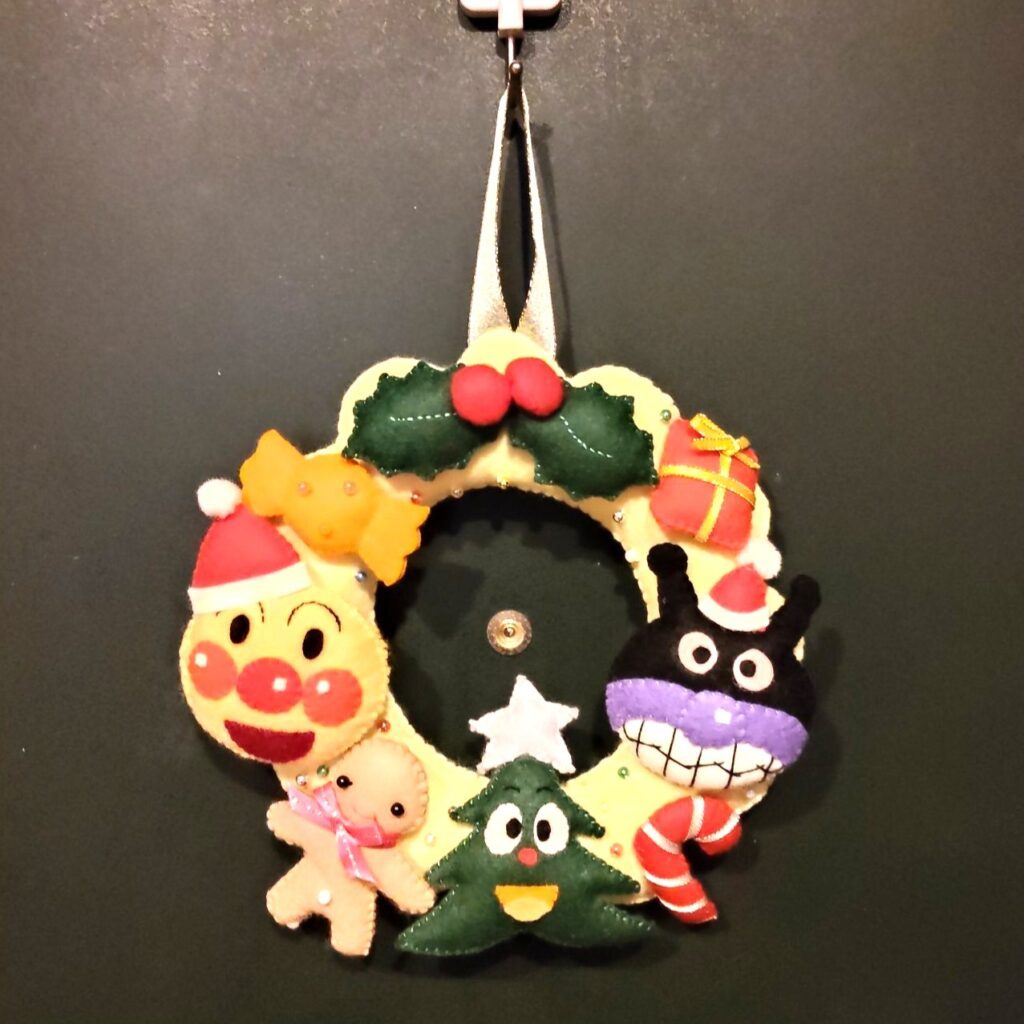 玄関に飾られたおばあちゃんの手作りリース（@makko_barlotusさんより提供）