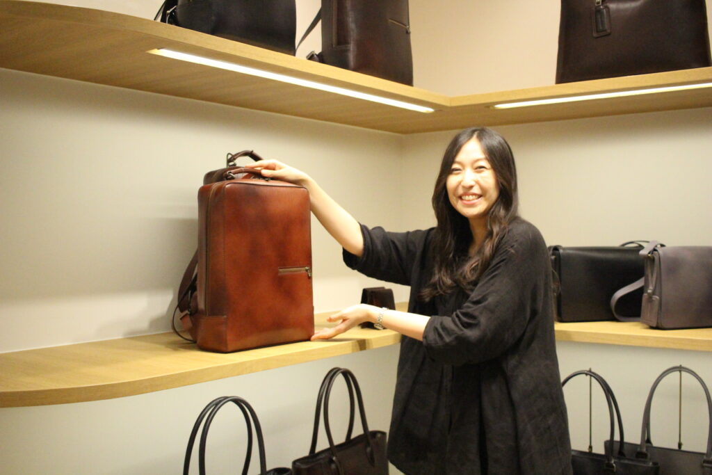 おすすめのバッグのバッグを片手に素敵な笑顔の加藤さん