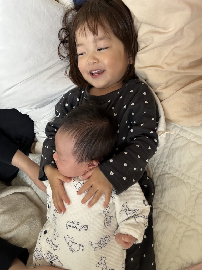 お姉ちゃんの間にすっぽり（＠makkei104さんより提供）