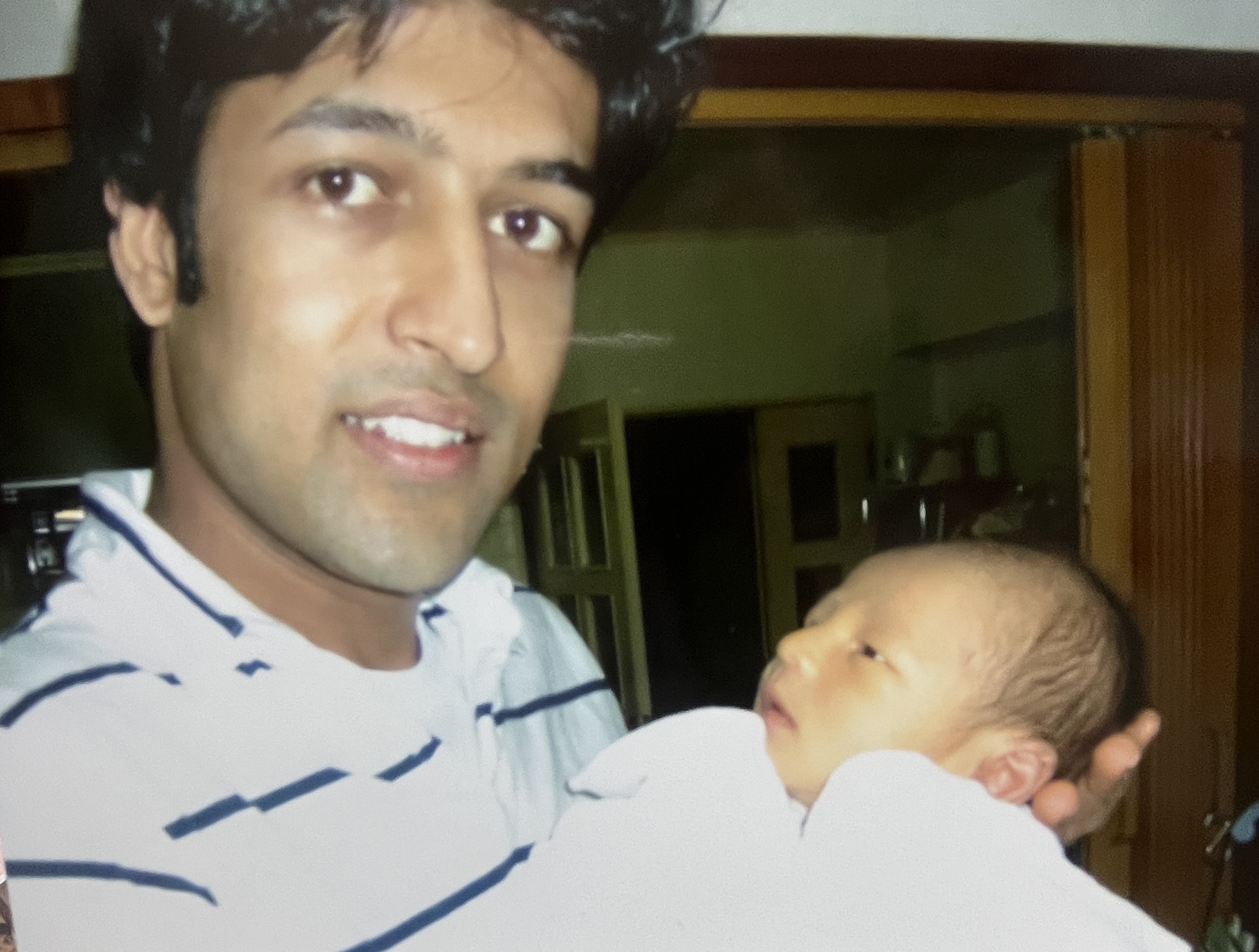 ネパール人の父を持つハーフの赤ちゃん。19年経った現在の姿に「突然テイスト変わった」「イケメンすぎて笑える」