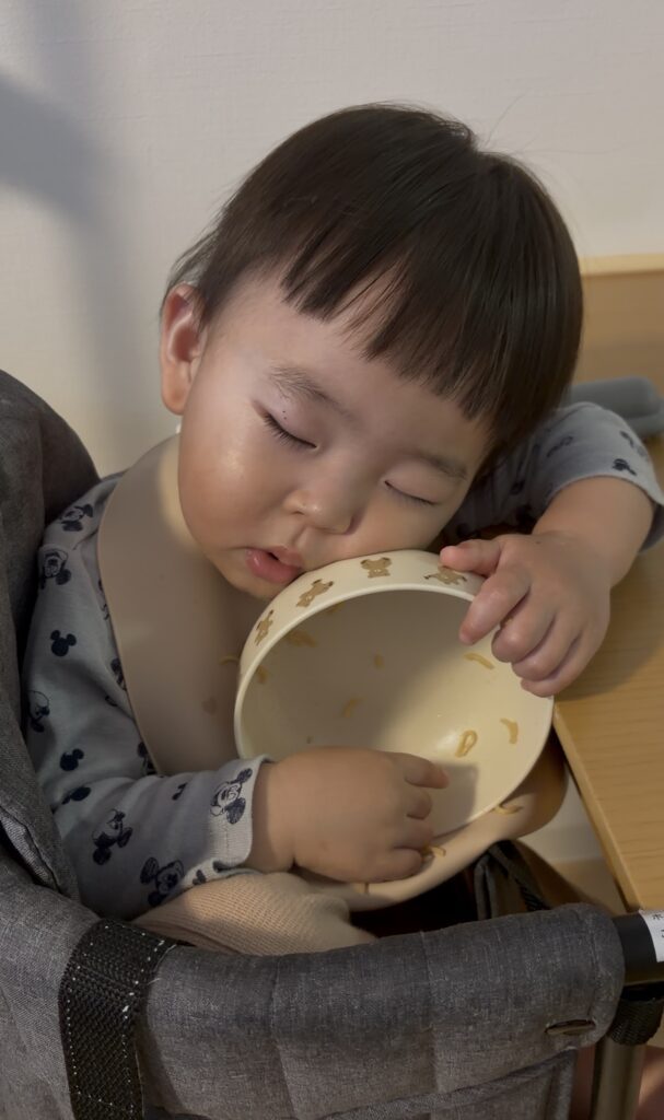 食べながら寝落ちてしまう様子（＠riku__soraさんより提供）