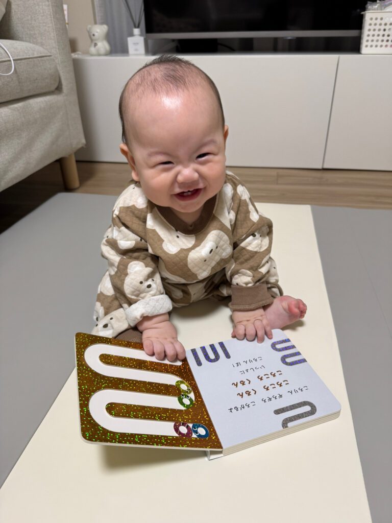 寝る前に大好きな絵本を見ている様子（@__piyochiさんより提供）