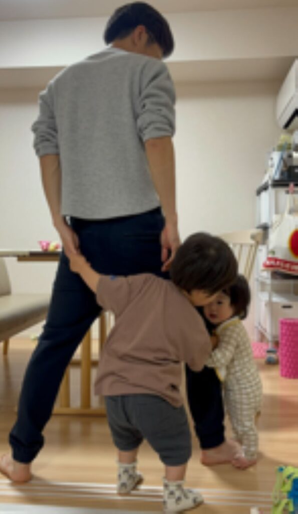 子どもたちと遊ぶパパさん（＠user194219094554さんより提供）