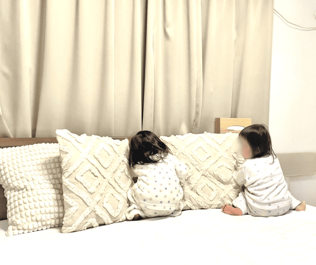 疲労困憊で、寝かしつけできず寝落ちしたママ。しかし直後、2歳の双子がとった行動に「浄化された」「幸せ空間」