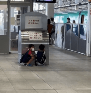 【実際の写真】じいじを見つけた双子