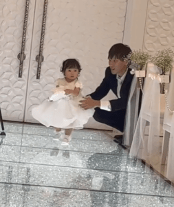 【実際の写真】指輪を運ぶ様子