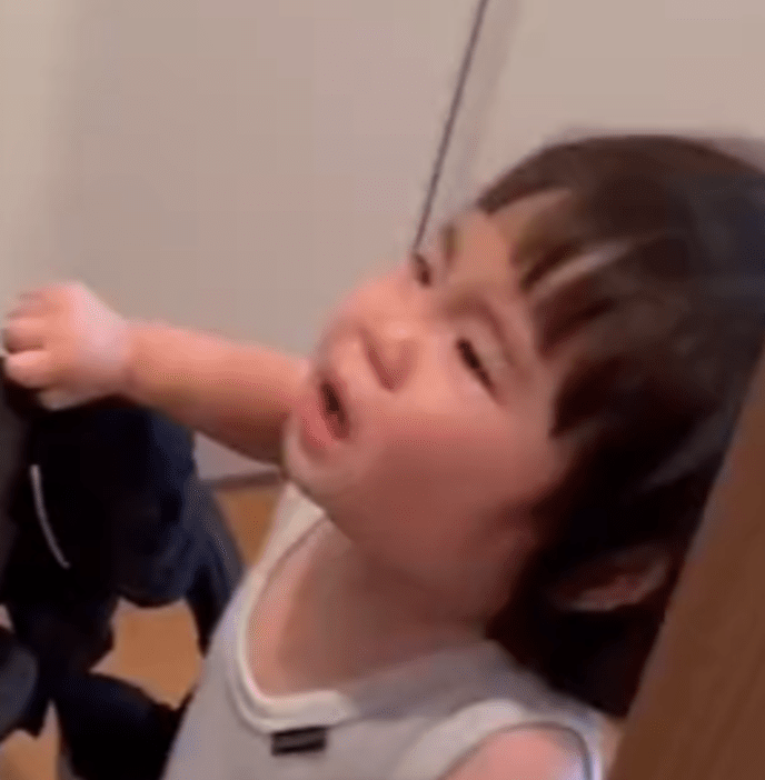 パパの出勤直前…泣きながら道を塞ぐ1歳娘。持っていたモノをよく見ると 