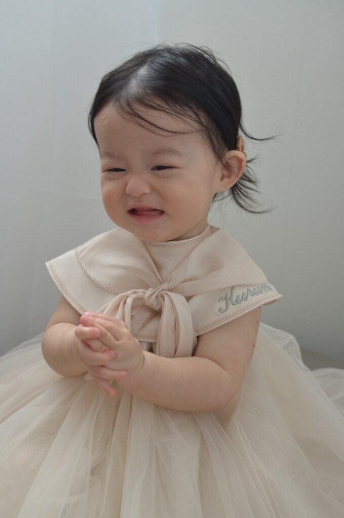 はにかむ娘さん（@komugiko_126さんより提供）