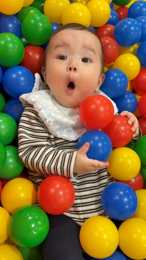 【実際の写真】久々のおもちゃと対面した娘さんの様子