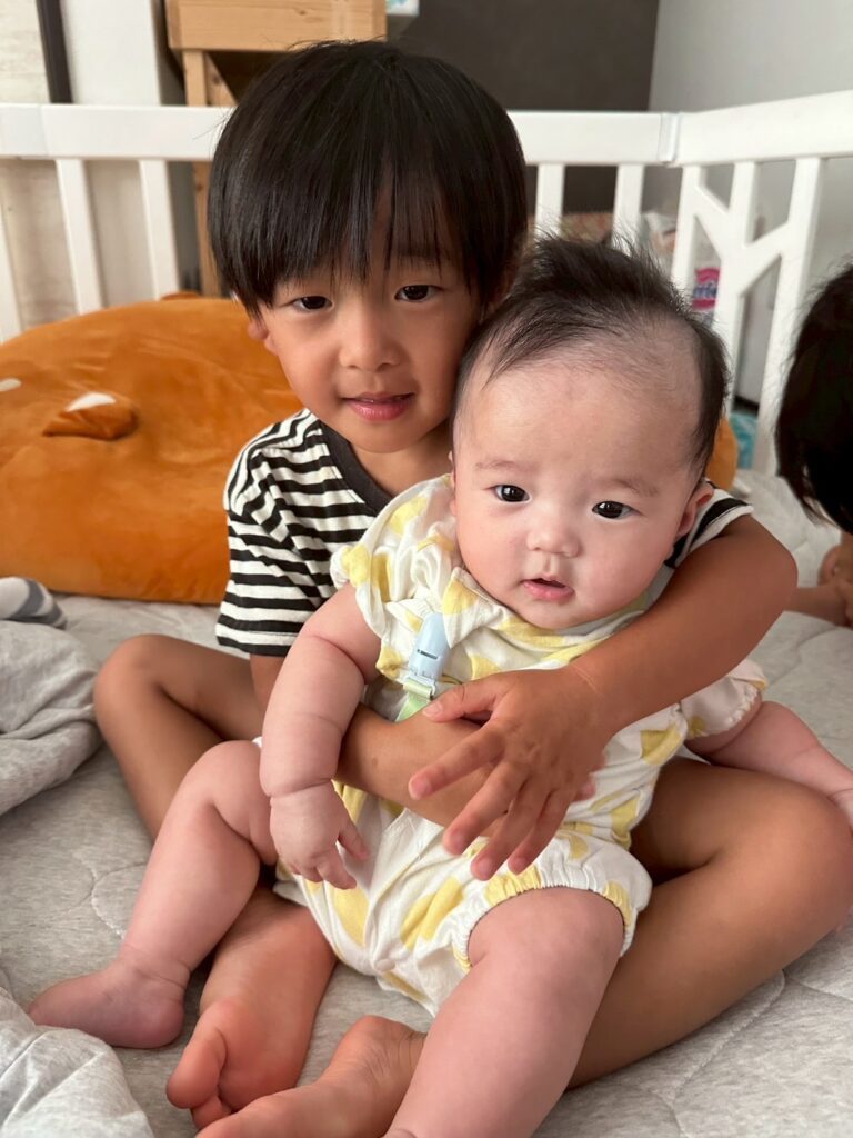 【実際の写真】さくらんぼの帽子を被ったまさかの人物