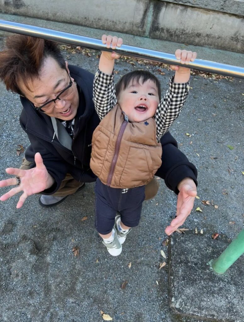おじいちゃんと遊ぶ様子（＠arm1087691さんより提供）