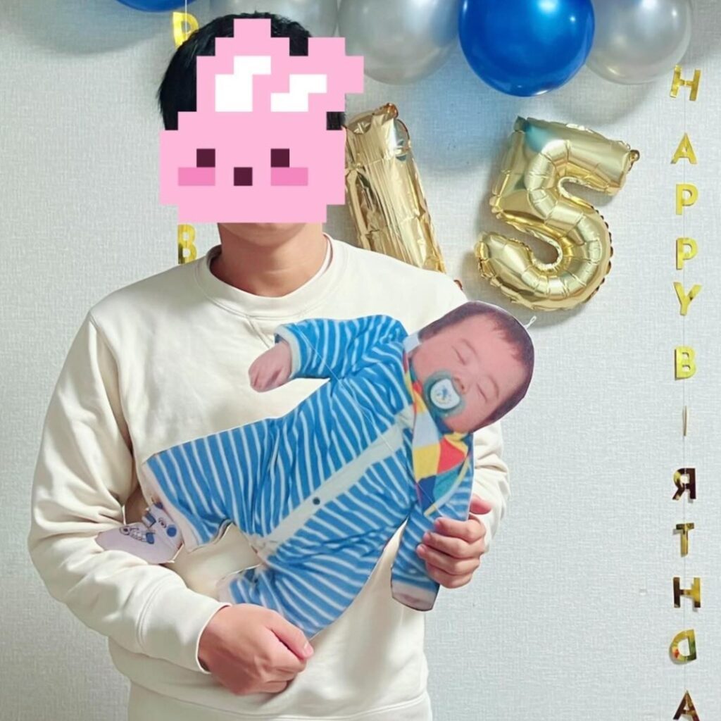 誕生日に抱っこされている赤ちゃんの正体は？（＠mai.tsurumotoさんより提供）