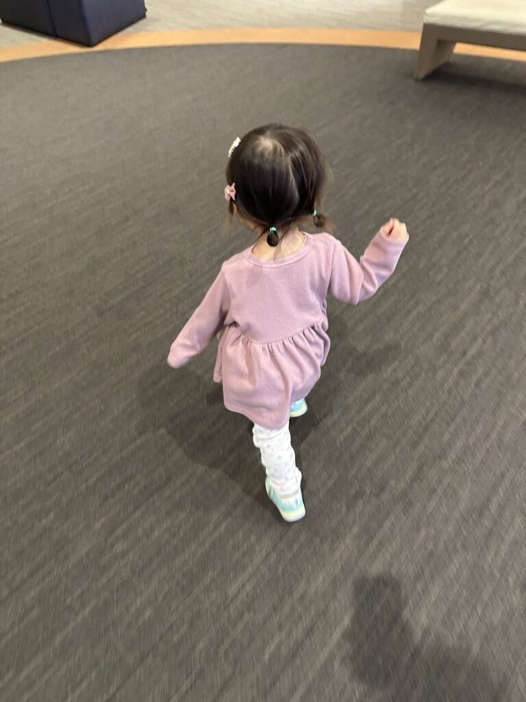 可愛い髪型でウキウキな様子（@Baby_ts0818さんより提供）