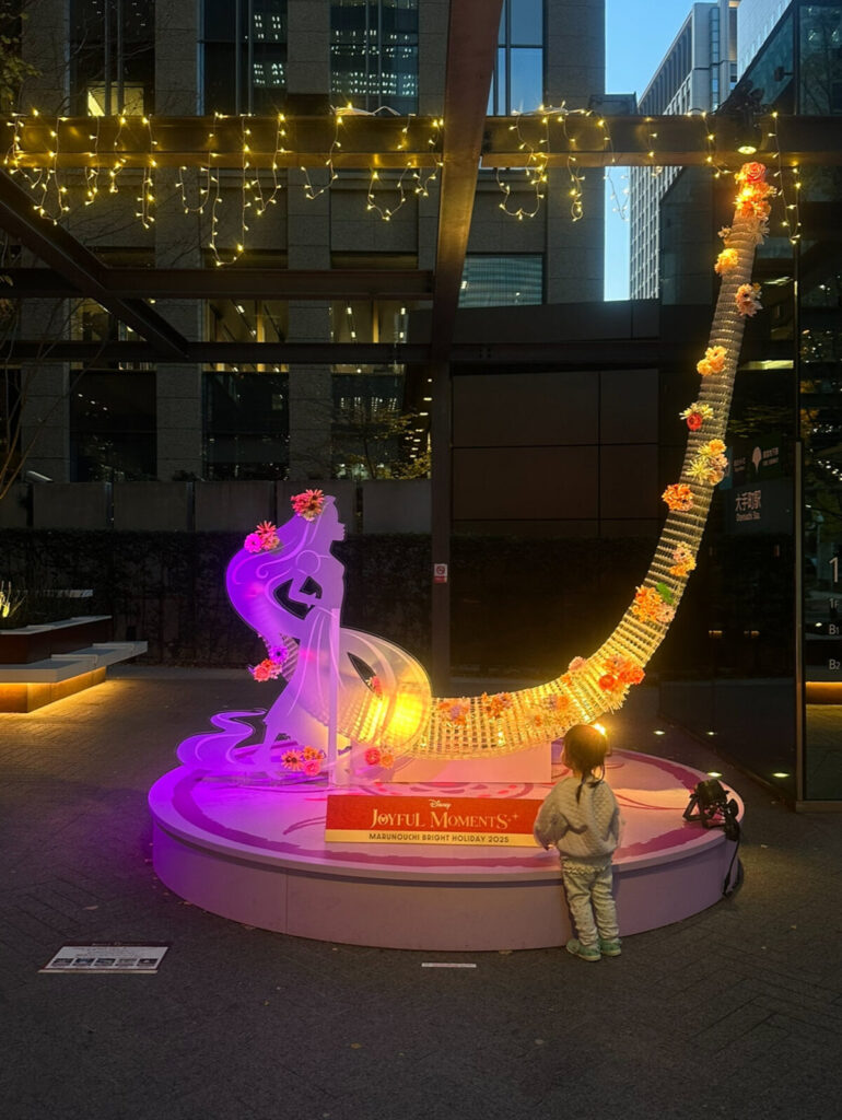 大好きなプリンセスに見惚れている様子（@Baby_ts0818さんより提供）