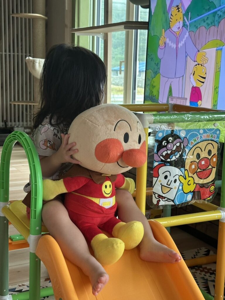 ジャングルジムで遊ぶ娘さん（@t.hayashi.farmerさん（Threads）より提供）