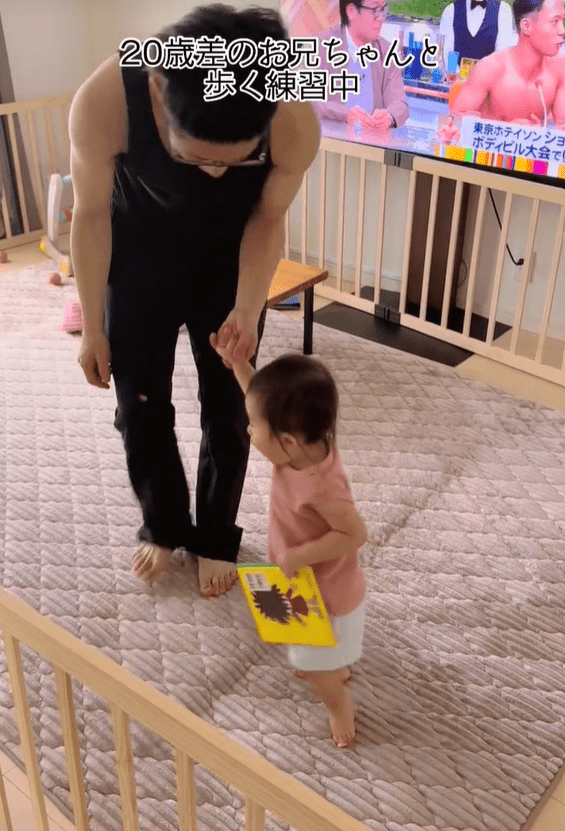 【実際の写真】子守を任せられた20歳兄と妹の様子