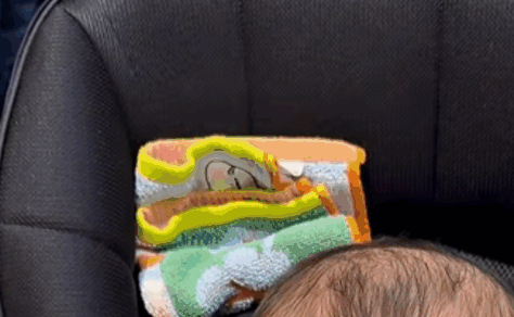 買い物中、ベビーカーに乗る6ヶ月息子に違和感。ママが覗き込むと、思わぬ表情に「可愛すぎてw」「グッズ化してほしい」「肩震えたww」