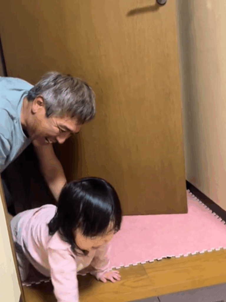 寝る前におじいちゃんと遊ぶ妹ちゃん（@orurimamaさんより提供）