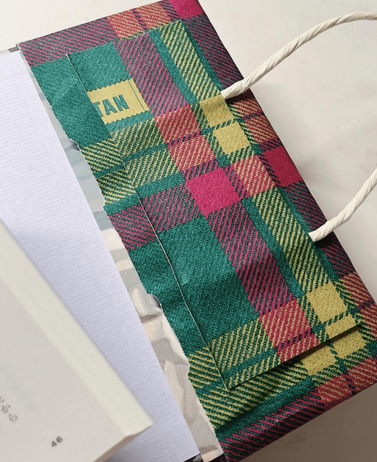 「もっと早く知りたかった…」紙袋に一工夫するだけで…便利なアイデアに「すごい素敵!」「ラッピングにも良さそう」