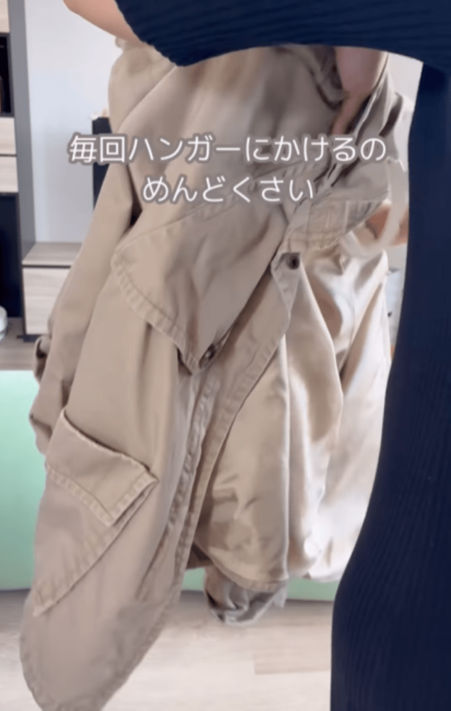 ハンガーに掛けるのが億劫なコート（＠nico_smile_homeさんより提供）