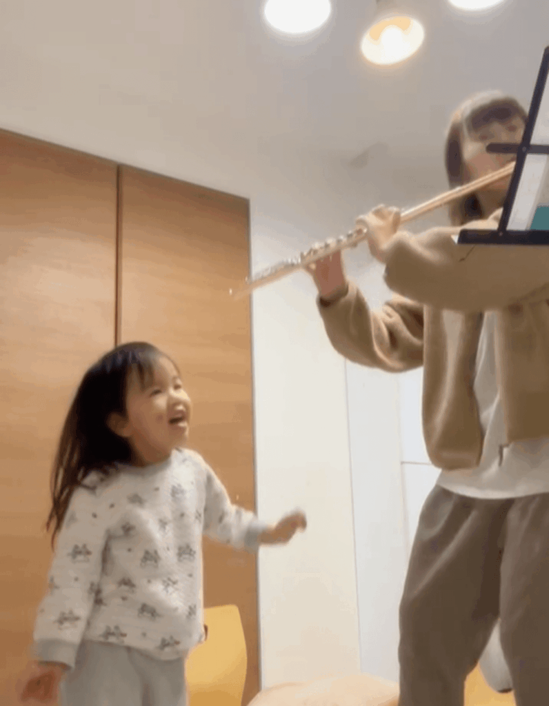 ママさんのフルートに合わせて熱唱中②（＠hiroe_fluteさんより提供）