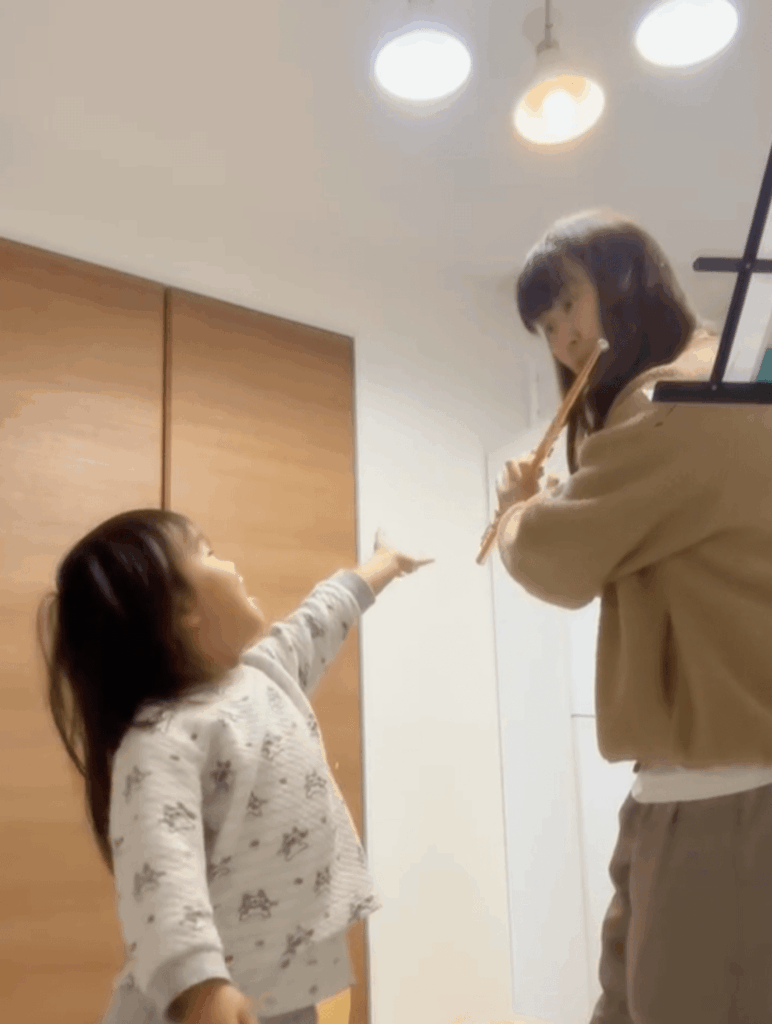 ママさんのフルートに合わせて熱唱中①（＠hiroe_fluteさんより提供）