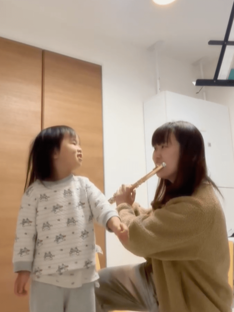 ママさんのフルートに合わせて熱唱中③（＠hiroe_fluteさんより提供）